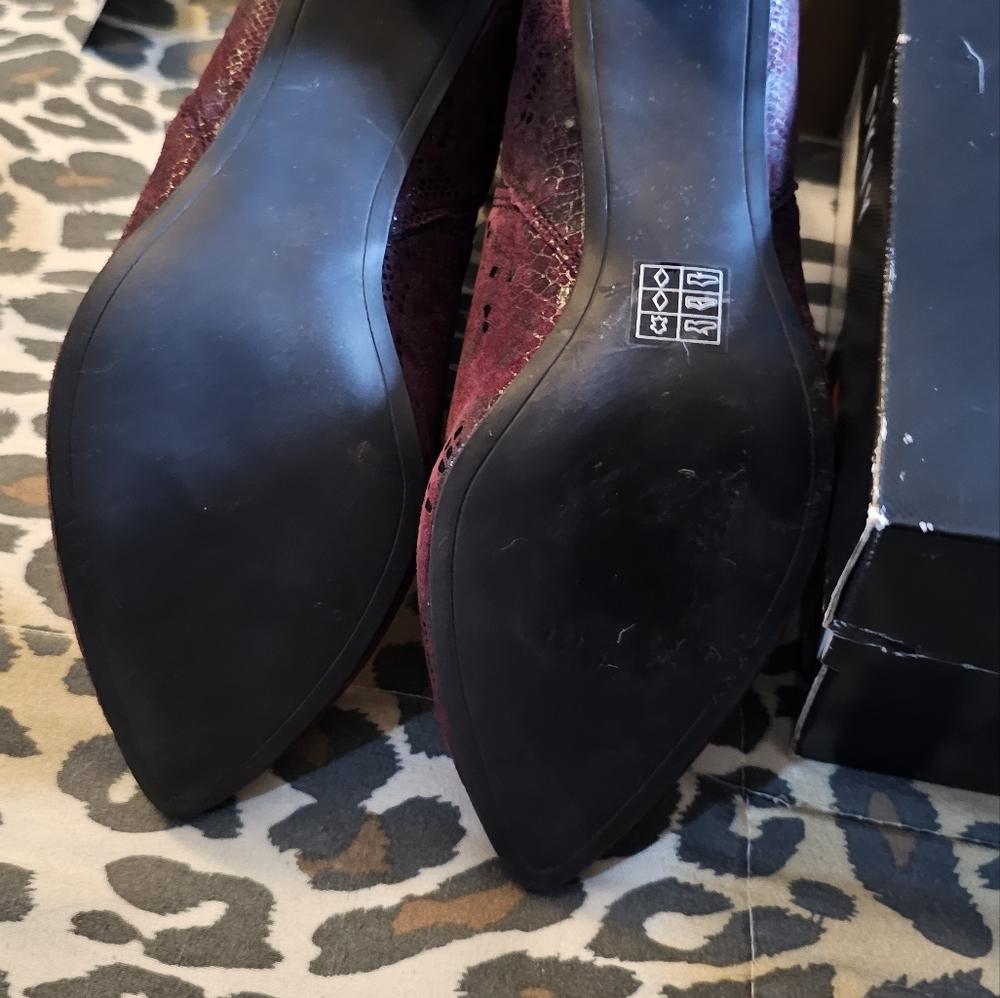 Shoes - Picture 2 of 8